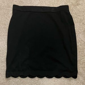 Elle Black Scalloped hem pencil skirt. Size XL